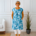 Elegante damesjurk met vlinderprint en ronde hals – Laura