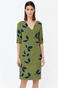 Chique zomerjurk met bladerenprint en elegante pasvorm – Olivia