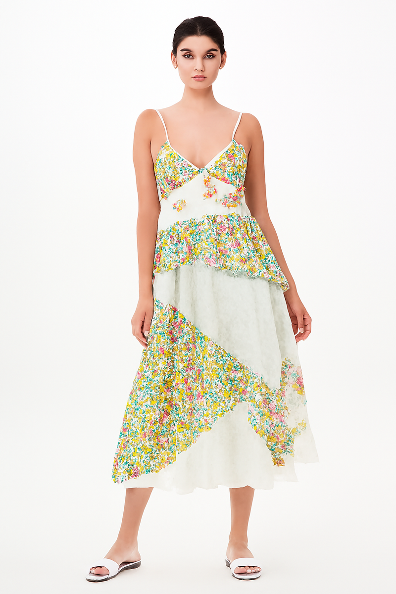 Bloemenjurk met diepe halslijn en patchworkdetails – Blossom Breeze