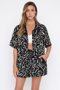 Zomerse dames set met abstracte print en shorts – Calista