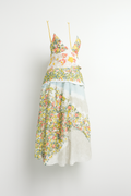 Bloemenjurk met diepe halslijn en patchworkdetails – Blossom Breeze