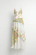 Bloemenjurk met diepe halslijn en patchworkdetails – Blossom Breeze