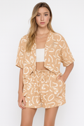 Zomerse dames set met abstracte print en shorts – Calista