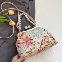 Bloemen clutch met parelketting voor dames – Evalisse