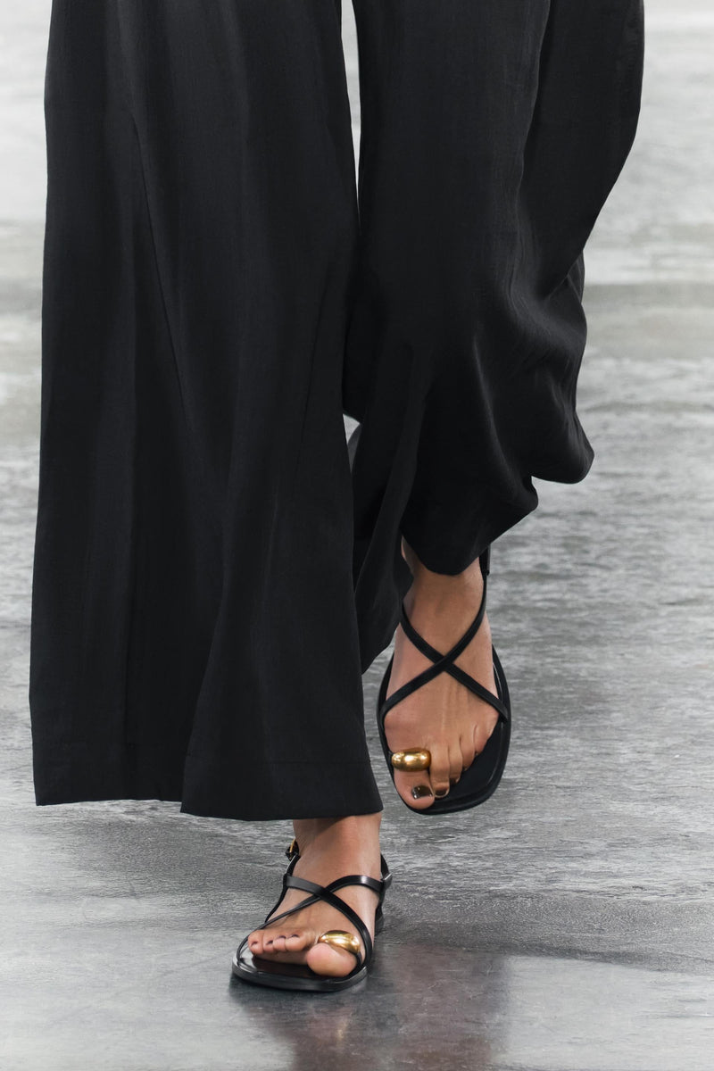 Minimalistische sandalen met metallic detail en comfort – Elvaya