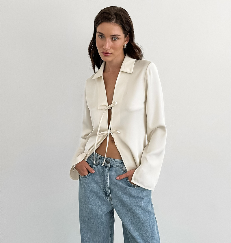 Dames satijnen blouse met strikdetail en lange mouwen – Olivia