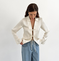 Dames satijnen blouse met strikdetail en lange mouwen – Olivia