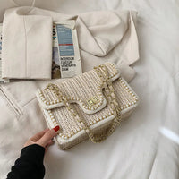 Gevlochten schoudertas met parels en ketting – Zeyora