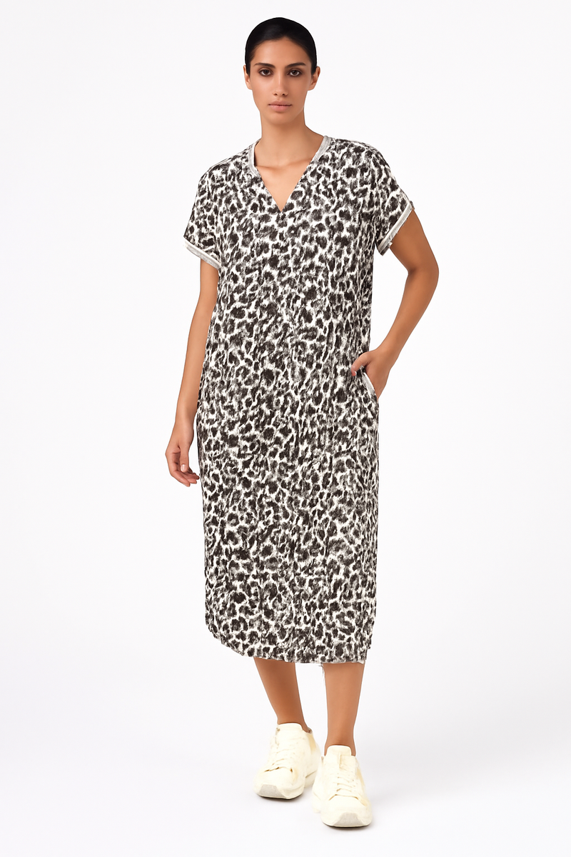 Zomerjurk met luipaardprint en V-hals – Sophie