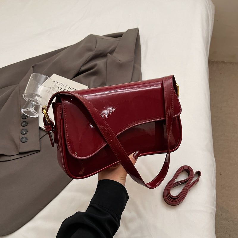 Glanzende PU schoudertas met golvend design – Avelora
